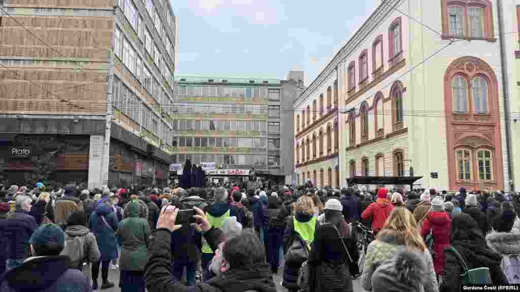 "Tražeći način da aktivno učestvujemo u zajedničkoj borbi koja se širi i intenzivira, sazrela je potreba da se zaposleni na univerzitetima čvršće povežu i da nastupaju zajednički. Ovo ne može biti samo studentski protest i studentska stvar", naveo je glumac Petar Benčina, docent na Fakultetu dramskih umetnosti, čitajući zajedničko saopštenje inicijative "Pobunjeni univerzitet".