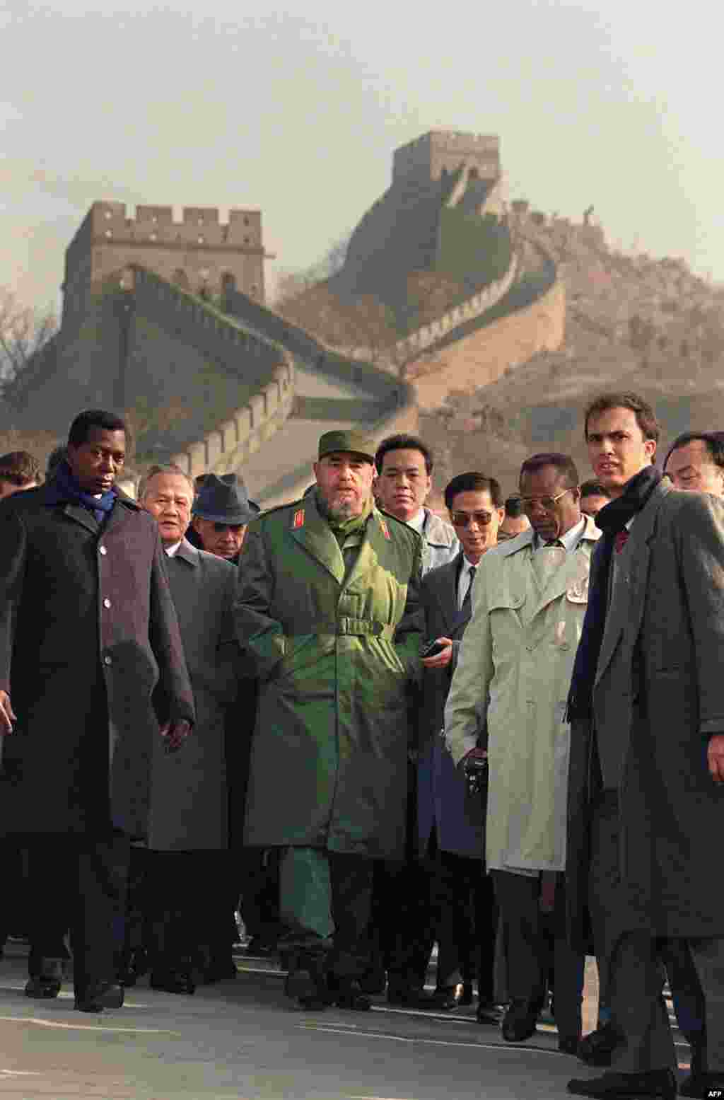 Fidel Castro (center) with guides and security agents at the Great Wall of China while on a state visit in December 1995.&nbsp;