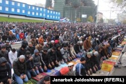 Москвада намазга жыгылган мусулмандар