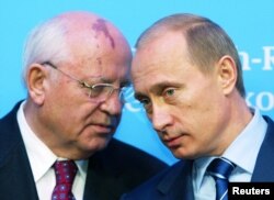 Mihail Gorbaciov și Vladimir Putin la Schleswig, Germania, 21 decembrie 2004