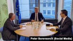 Takimi trepalësh në Bruksel mes kryenegociatorit të Kosovës, Besnik Bislimi, atij të Serbisë, Petar Petkoviq, dhe emisarit evropian për dialogun, Peter Sorensen. Bruksel, 10 qershor 2025. 