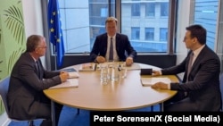 Kryenegociatori i Kosovës, Besnik Bislimi, dhe ai i Serbisë, Petar Petkoviq, gjatë një takimi në Bruksel nën ndërmjetësimin e BE-së. 