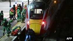 Polițiști și angajați ai serviciilor de urgență verifică trenul în care a avut loc atacul, pe 1 noiembrie 2025.