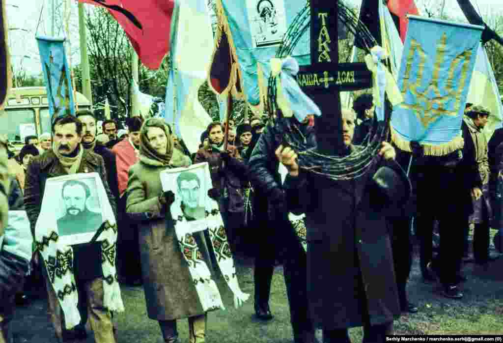 Радянські закони були такими, що не дозволяли забирати тіла в&rsquo;язнів до завершення їхнього терміну ув&rsquo;язнення. Тож певний час Олекса Тихий був похований у російській Пермі на кладовищі &laquo;Сєвєрноє&raquo;, а Юрій Литвин і Василь Стус поблизу Кучина, в селі Борисові, під стовпчиками з номерами 7 і 9. Окрім того, ексгумацію забороняли проводити й через нібито загрозу погіршення санітарно-епідемічної ситуації, про що згадує&nbsp;один із організаторів перепоховання, також колишній політв'язень Василь Овсієнко. Врешті-решт вивезення тіл Стуса, Литвина і Тихого на батьківщину таки вдалося домогтися