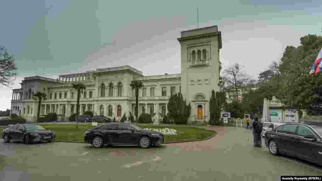 Дворец закрыт для посещения. Там под эгидой российского Совета Федерации проходит международная конференция, посвящённая 75-летию Ялтинской конференции 1945 года &laquo;Ялта&ndash;1945: уроки истории&raquo;