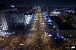Protestatarii au blocat pe 1 februarie Podul Libertății din Novi Sad, la trei luni după prăbușirea acoperișului din gara orașului, incident care s-a soldat cu moartea a 15 oameni.