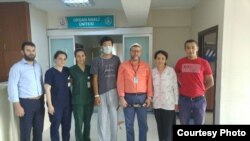 Арген Жумабаев менен Айсулуу Алыбаева түркиялык дарыгерлер менен.