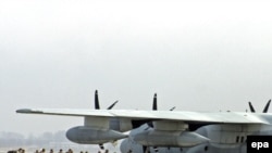 Америкалык аскерлер "Манас" аба базасында учакка түшүүдө. 12-февраль 2009