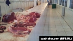 Aşgabadyň bazarlarynyň et dükanlarynda indi 10-15 günden bäri mal etleri, süňkli etler 27 manatdan satylýar
