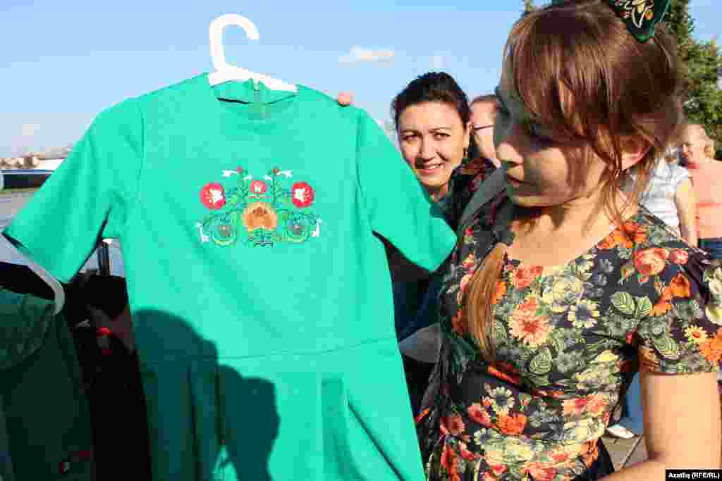 Милли бизәкле кием сайлаучы татар кызы