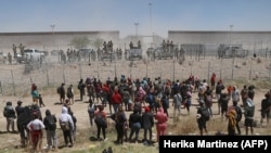 АКШга өтүүнү көздөгөн кишилер. Сьюдад-Хуарес, Мексика. 25-апрель, 2024-жыл 
