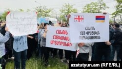 Armenia - Representatives of Armenian brandy firms protest outside the Georgian Embassy in Yerevan, May 13, 2025.