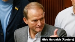 Журналістський аналіз показав, що через низку задекларованих Віктором Медведчуком фірм, його дружина Оксана Марченко володіє частками в бізнесі, до якого має стосунок Ігор Коломойський