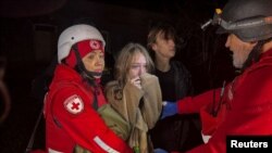 Mlada žena u šoku pošto je njena majka ubijena tokom napada ruskog drona na Harkiv na severoistoku Ukrajine, 23. novembar 2025.