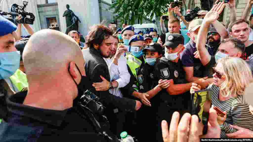 Однак народному депутату від &laquo;Європейської солідарності&raquo; Володимиру В'ятровичу вдалося &laquo;відбити активіста і не допустити його затримання. Цей інцидент під Верховною Радою також задокументований на ВІДЕО Радіо Свобода&nbsp;