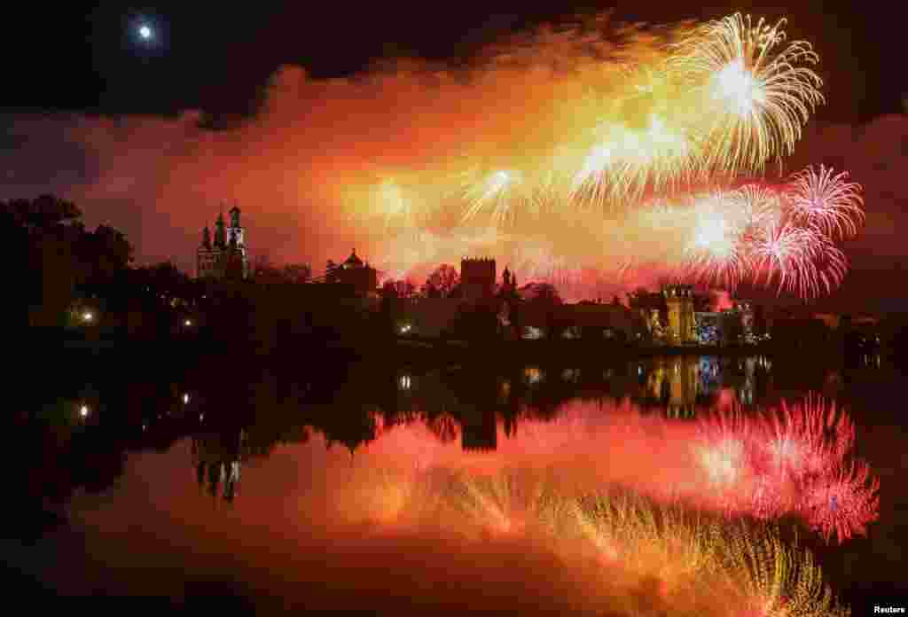 Новодевичье кечилканасынын үстүндө атылган салют. Орусия Экинчи дүйнөлүк согушта нацисттик Германияны жеңгенин майрамдап жаткан учур. 9-май.