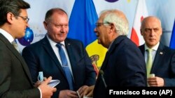 Зліва направо: голова МЗС України Дмитро Кулеба (ліворуч), голова МЗС Ауреліу Чокой, Верховний комісар ЄС із закордонних справ Жозеп Боррель і міністр закордонних справ Грузії Давіт Залкаліані, Брюссель, 24 червня 2021 року