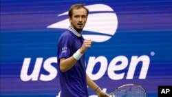 Rusul Daniil Medvedev reacționează după ce a marcat un punct în timpul finalei de simplu masculin din cadrul campionatului de tenis U.S. Open 2021, în New York.