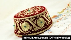 Орнамент «Орьнек» на фесці (головний убір кримських татар)