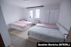 Jedna od soba u sigurnoj kući. Spavaće sobe su odvojene, dok žene dijele kuhinju.