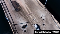 Podul strategic Antonivski din Herson, oraș ocupat de ruși, a fost lovit din nou de forțele ucrainene care încearcă să distrugă o importantă arteră de aprovizionare a trupelor de ocupație, 20 iulie 2022. 