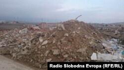 Градежен отпад покрај пат во Скопје. 