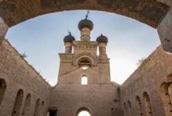 Фасад старой церкви. Вид изнутри здания.