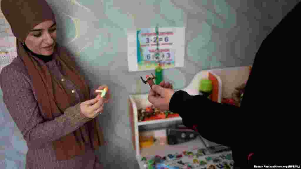 Коли Наріман Мемедемінов знаходився в ув'язненні, його дружина Лемара була змушена виховувати трьох дітей одна. Зараз родина возз'єдналася