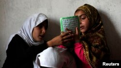 Судьба некоторых афганских детей во многом зависит от того, какими законами руководствуются по жизни их родители — светскими или законами шариата.