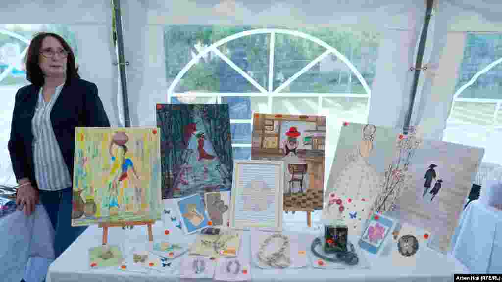 Piktura dhe kartolina, të punuara nga të mbijetuarat e dhunës seksuale.