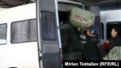 "Дордой" базарына өлкөнүн туш тарабынан келишип, товар ташып кетишет.