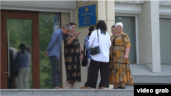 Қанды Қаңтар кезінде қаза болғандардың жақындары Алматы әкімдігі алдында тұр. 23 мамыр 2025 жыл. 