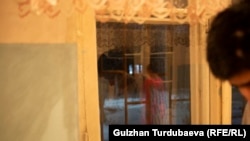 Бейтапкананын эшиктери дайыма жабык турат. Терезелердин сыртына темир тор орнотулган. Бул айрым бейтаптардын качып кетпеши үчүн көрүлгөн чара.
