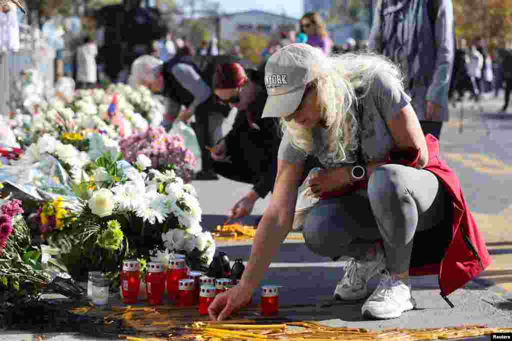 Građani polažu cveće i pale sveće u Novom Sadu, 1. novembar 2025. 