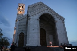 Një fotografi e Papa Françeskut e vendosur përpara Katedrales Nënë Tereza, në Prishtinë, pas vdekjes së tij.