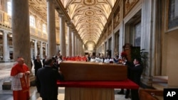 د پاپ لرګین تابوت 