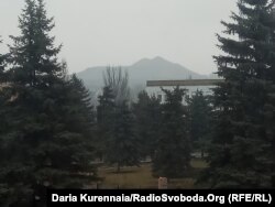 Територію під контролем бойовиків (в народі – позиції «Крокодил») видно з вікна будинку культури