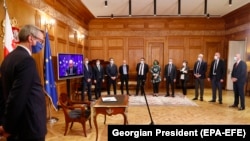 ქართველი პოლიტიკური ლიდერები ხელს აწერენ „შარლ მიშელის შეთანხმებას“. 2021 წლის 19 აპრილი