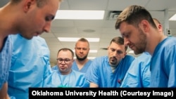 Andriy Tytanyuk (i dyti nga e majta) dhe Oleg Serkiz (i katërti nga e majta) gjatë trajnimit.