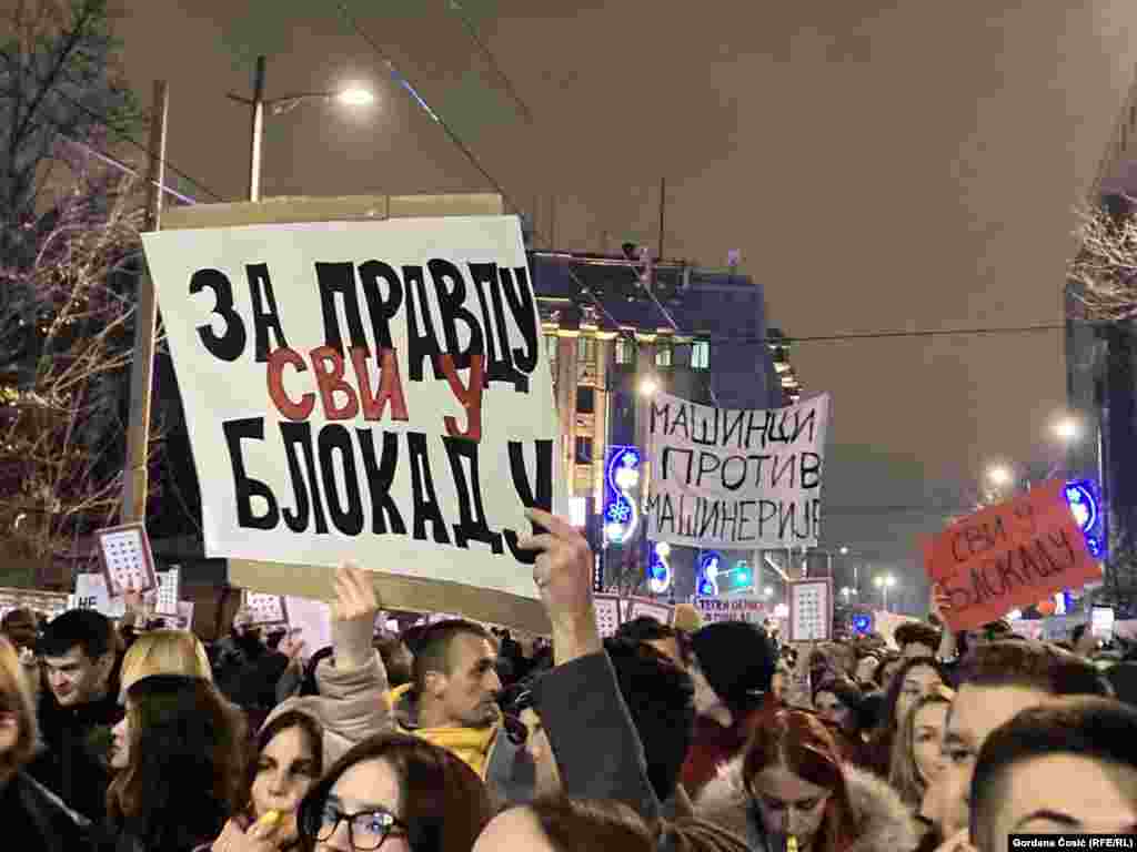 "Za pravdu svi u blokadu", piše na transparentu koji su nosili studenti na ulici ispred RTS-a.