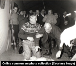 Чаушеску готується бити палицею румунських посадовців, які нахиляються над впольованим зайцем, у 1969 році