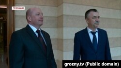 Генерал-лейтенант из Второй службы ФСБ Александр Тачко (справа) во время представления в Чечне нового главы местного Управления ФСБ, март 2016 года
