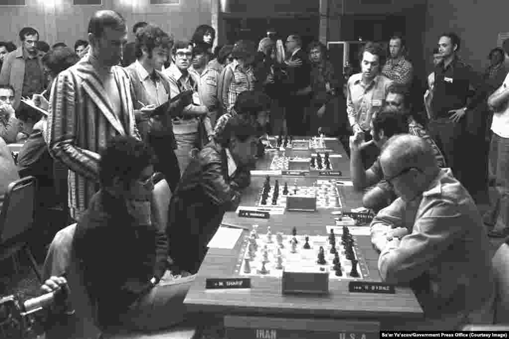 تیم شطرنج ایران (چپ) در مسابقه‌ای مقابل تیم امریکا در المپیاد جهانی شطرنج در حيفا، اسرائیل، که سال ۱۹۷۶ برگزار شد.