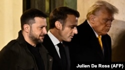 Украинанын президенти Владимир Зеленский, Франциянын президенти Эммануэл Макрон, АКШнын президенти Дональд Трамп. 