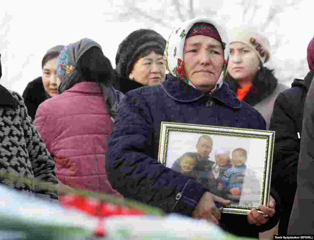 Түркияда катталган MyCargo компаниясына таандык &ldquo;Боинг-747&rdquo; үлгүсүндөгү жүк ташуучу учак Гонконг-Бишкек-Стамбул каттамы боюнча учкан. Аны &ldquo;Түрк аба жолдору&rdquo; компаниясы жүк ташууга убактылуу жалдаган. Ал учак &ldquo;Манас&rdquo; аба майданынан күйүүчү май куюп, тыным алган соң кайра Стамбулга учууга тийиш болгон.