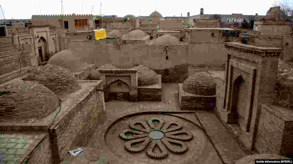 Вид на исторический комплекс "Ишанкала" в Хиве.