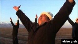 Тенгрианец Кубанычбек Тезекбаев со своими единомышленниками. Фото из архива "Азаттыка"