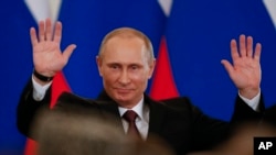 Vladimir Putin spune că destrămarea Uniunii Sovietice au fost un dezastru. Reînnoiește afirmația în diverse forme, inclusiv prin pretențiile de a domina Europa de Est exprimate la negocierile cu Ucraina. Aici, imediat după ce a semnat actul de anexare a Crimeei, în 2014.