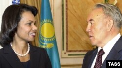 Государственный секретарь США Кондолиза Райс и президент Казахстана Нурсултан Назарбаев. Астана, 5 октября 2008 года.