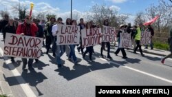 Protestna šetnja do zatvora u kojem se nalaze šestoro privedenih aktivista, 12. aprila 2025.